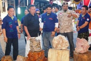 Wakil Bupati Kuningan saat meninjau salah satu stand batu akik.
